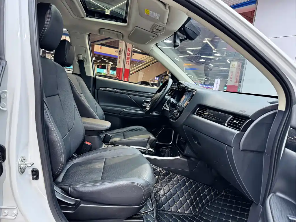 MITSUBISHI OUTLANDER