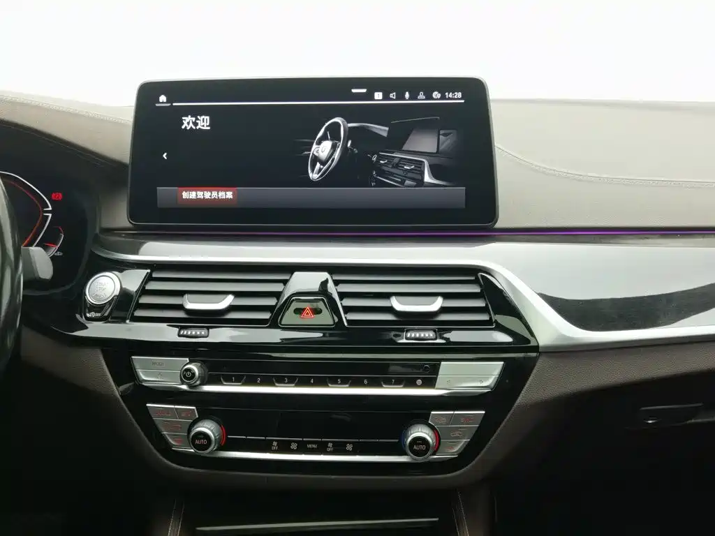 BMW 5 Series — миниатюра 12