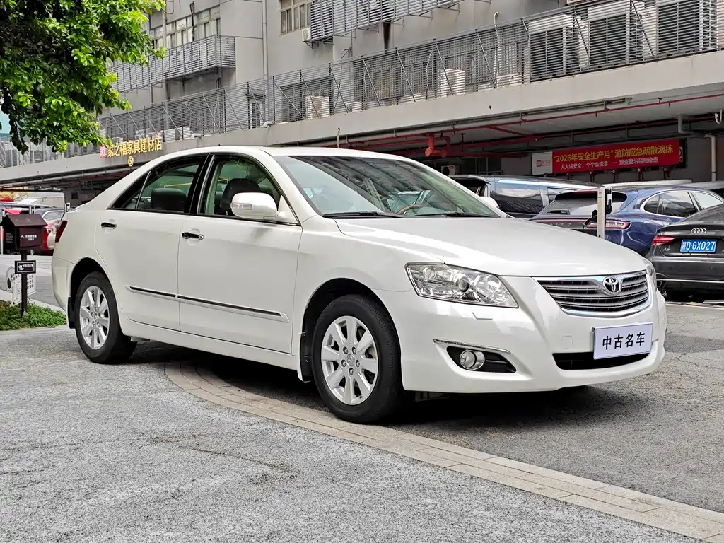 Toyota Camry — миниатюра 3