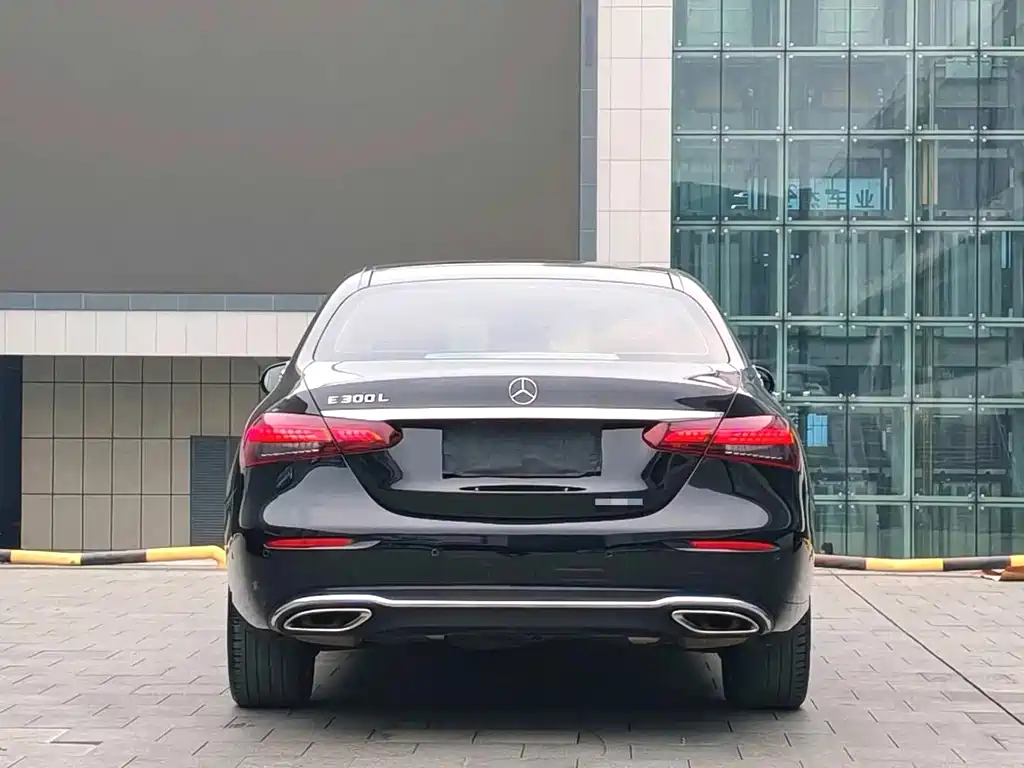 Mercedes-Benz E-Class — миниатюра 10