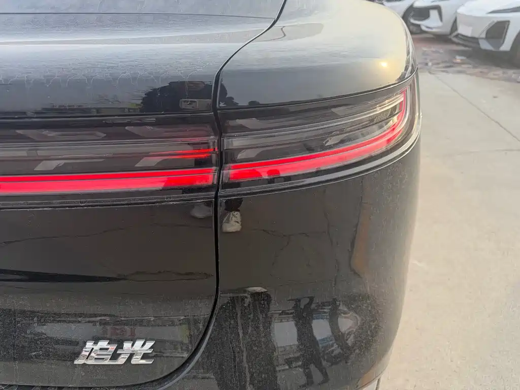 VOYAH LANTU CHASING LIGHT