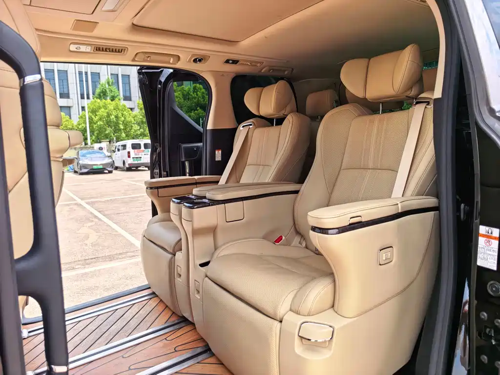 Toyota Vellfire — миниатюра 8