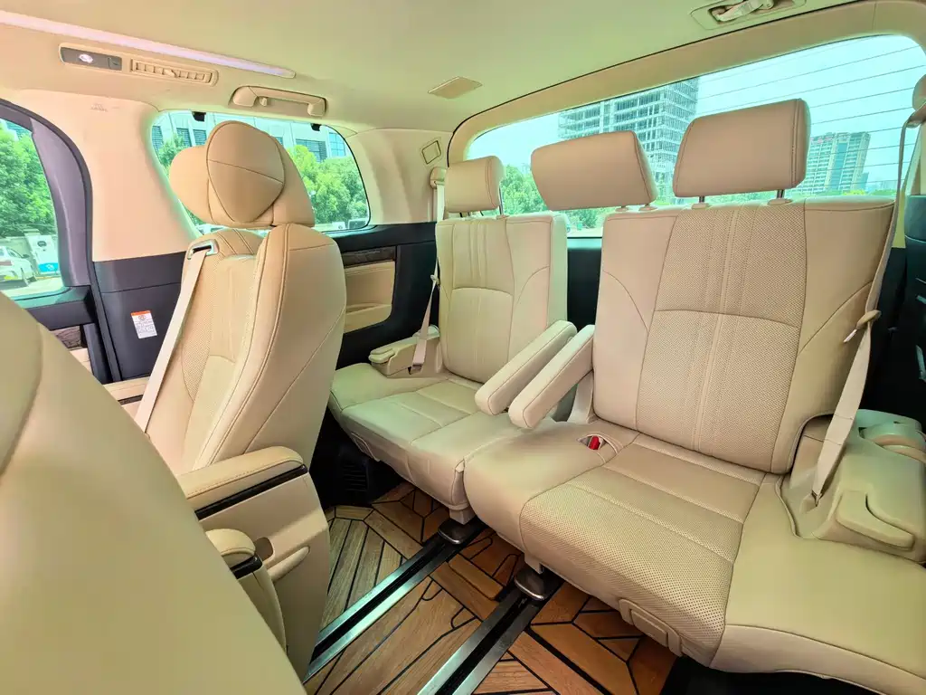 Toyota Vellfire — миниатюра 10
