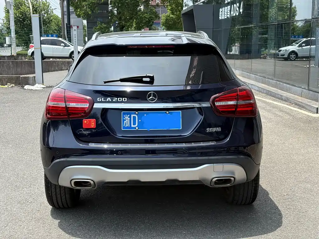 MERCEDES-BENZ GLA