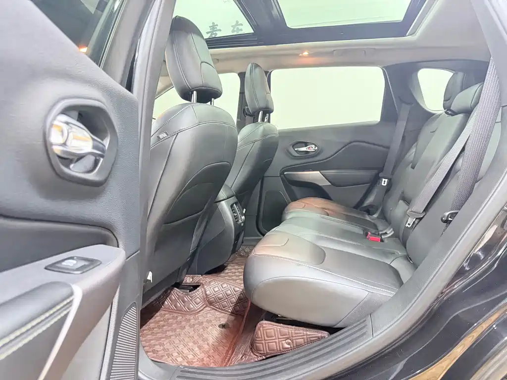 Jeep Cherokee — миниатюра 24