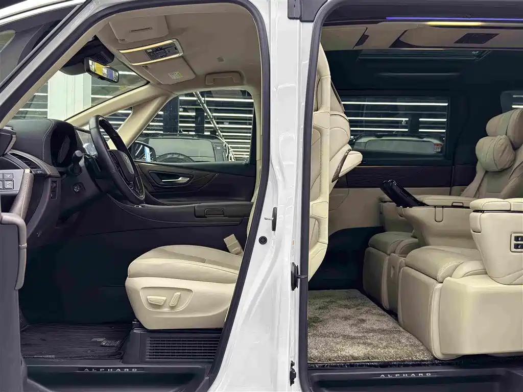 Toyota Alphard — миниатюра 8