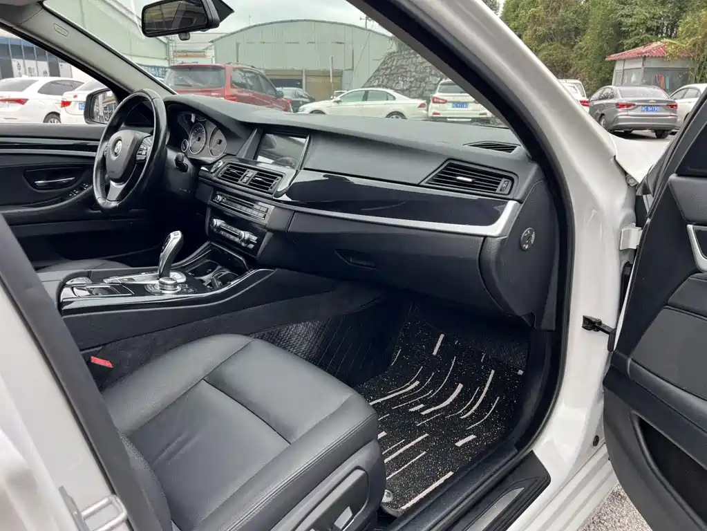 BMW 5 Series — миниатюра 7