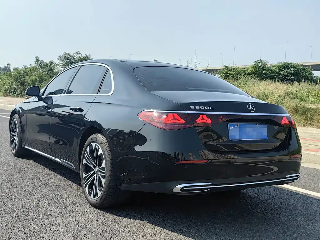 Mercedes-Benz E-Class — миниатюра 6