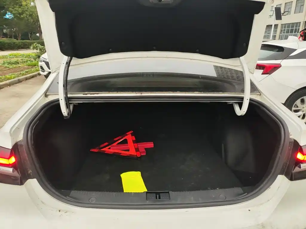 Roewe i6 MAX New Energy — миниатюра 19