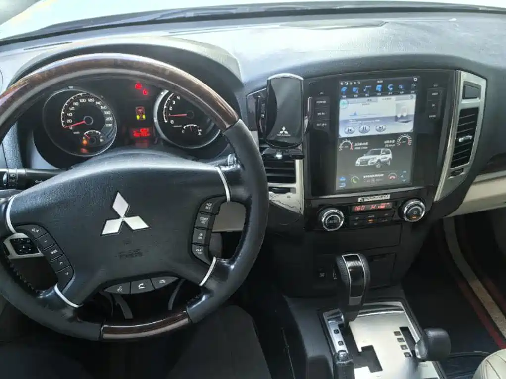 Mitsubishi Pajero (Import) — миниатюра 9