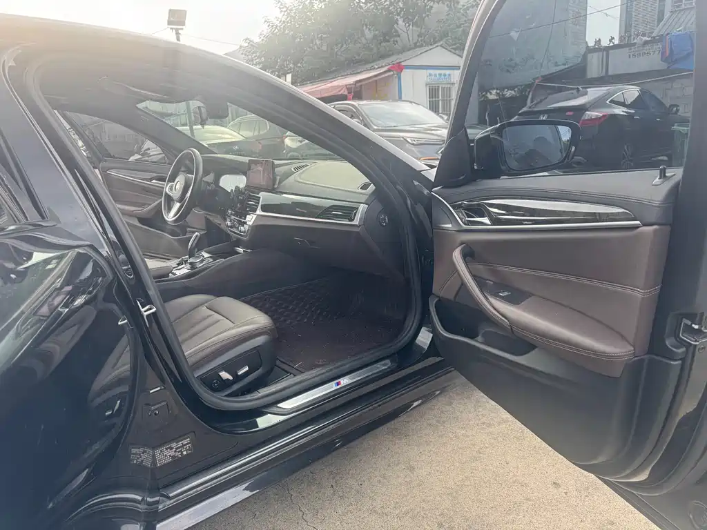 BMW 5 Series - фото 11