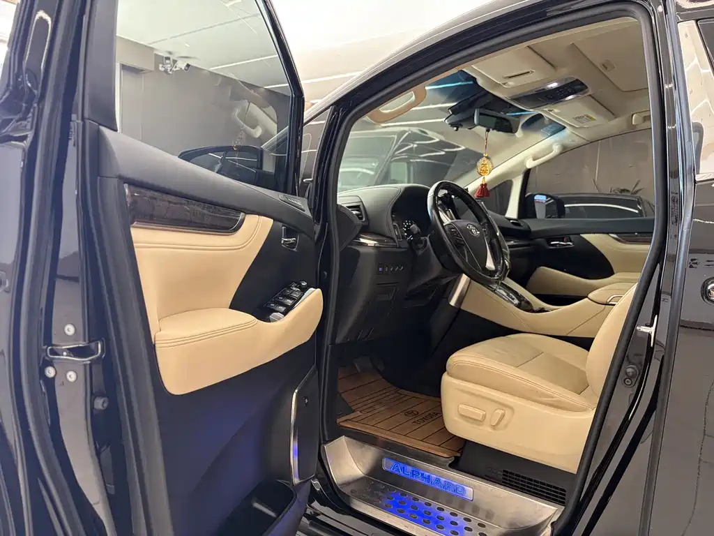 Toyota Alphard — миниатюра 4