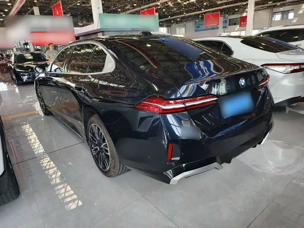 BMW 5 Series — миниатюра 11