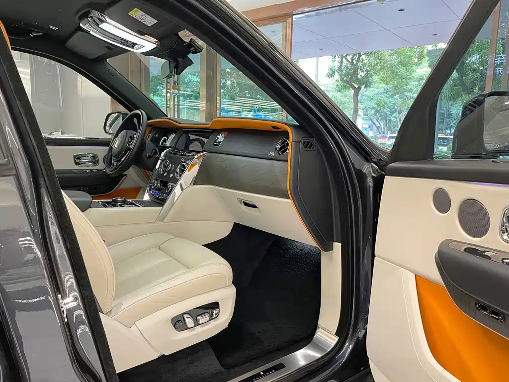 Rolls-Royce Cullinan — миниатюра 15
