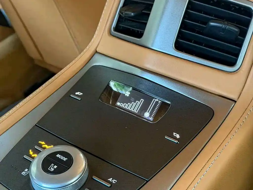 Aston Martin Rapide — миниатюра 10