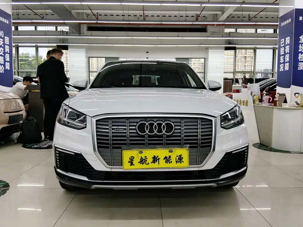 Audi Q2L e-tron — миниатюра 2