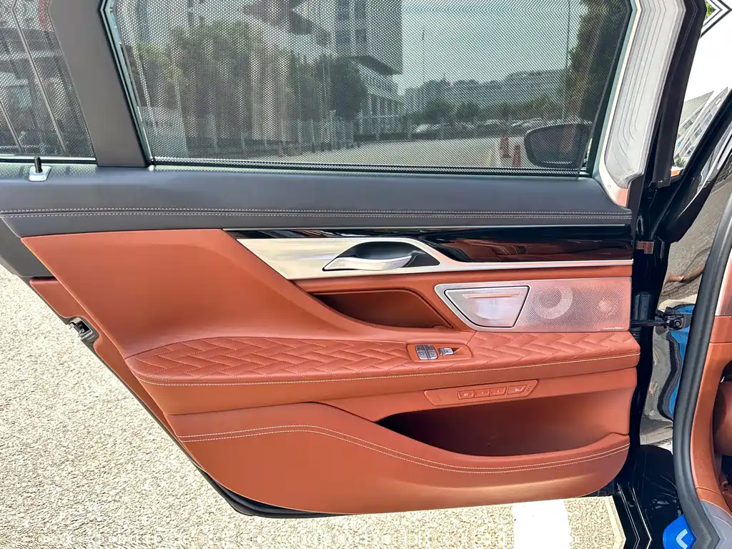 BMW 7 Series — миниатюра 18