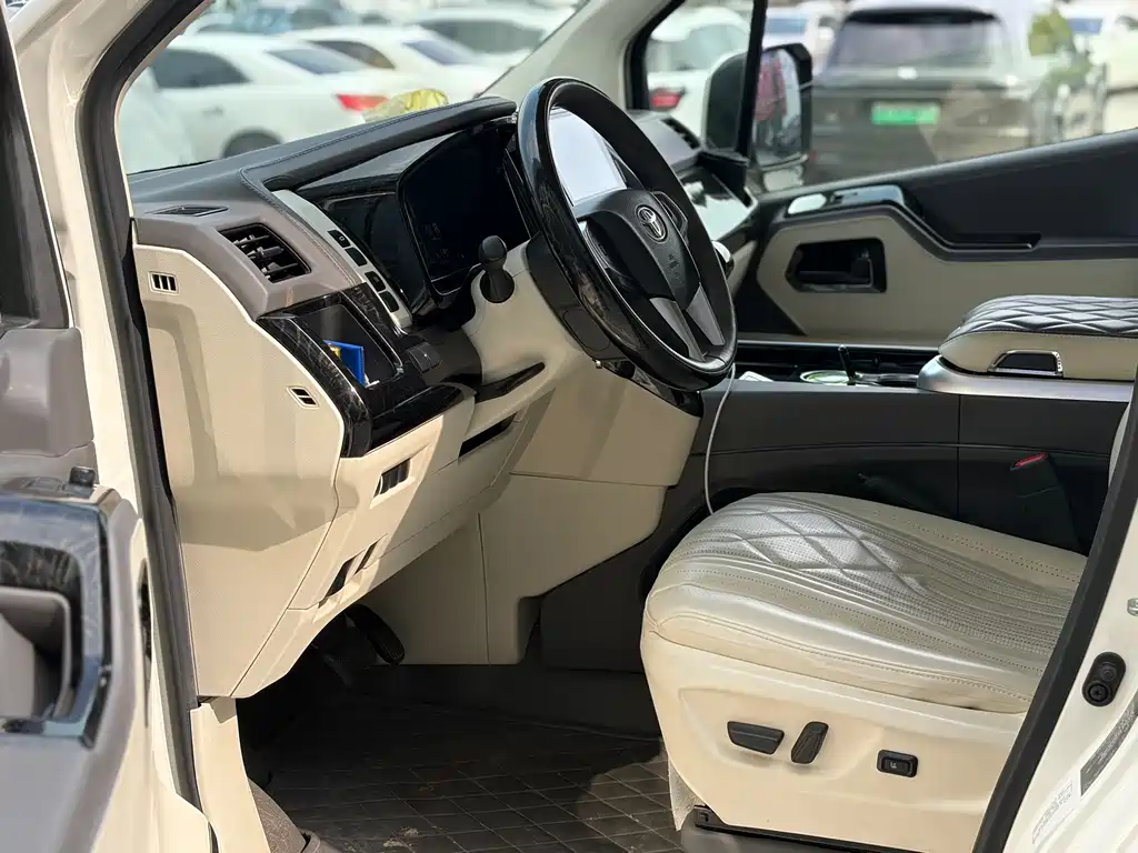 Toyota Hiace — миниатюра 12