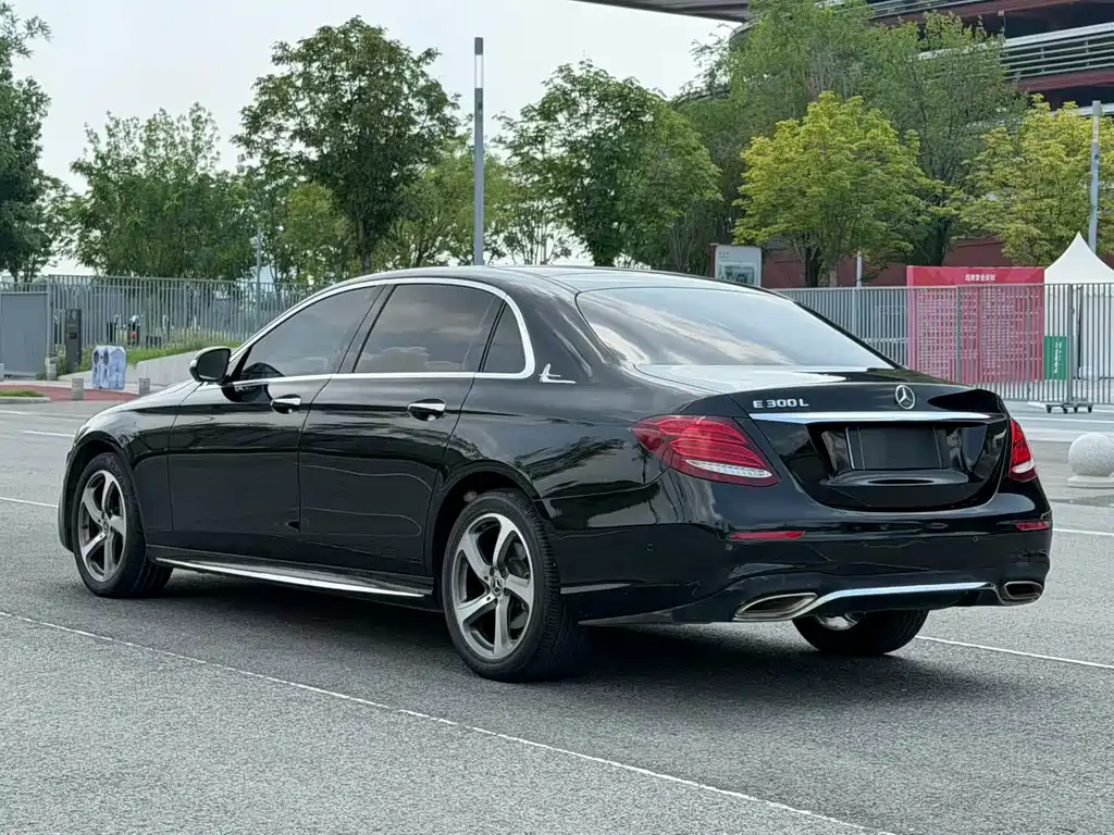 Mercedes-Benz E-Class — миниатюра 9