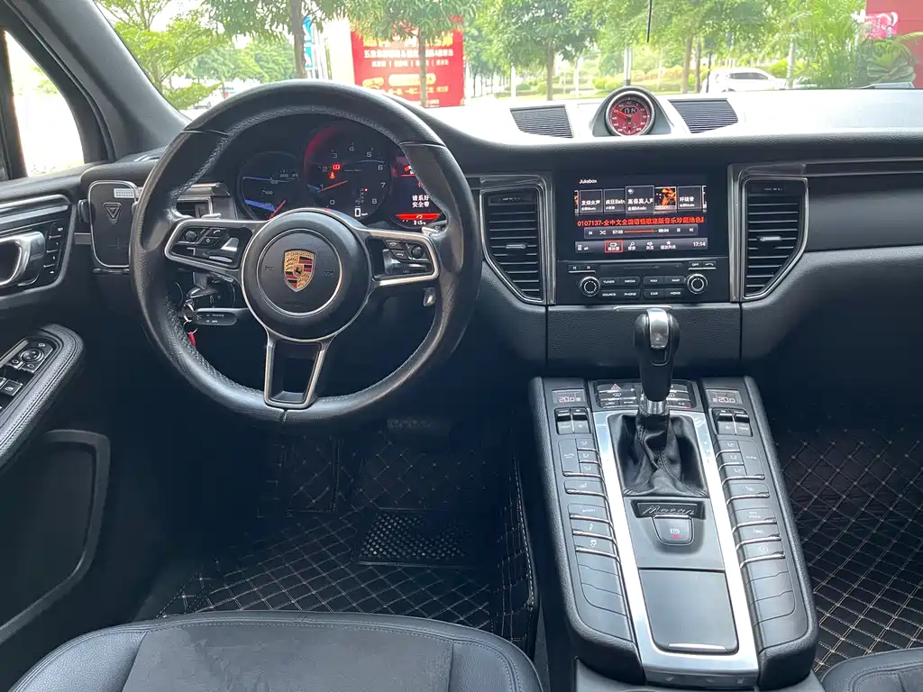 PORSCHE MACAN