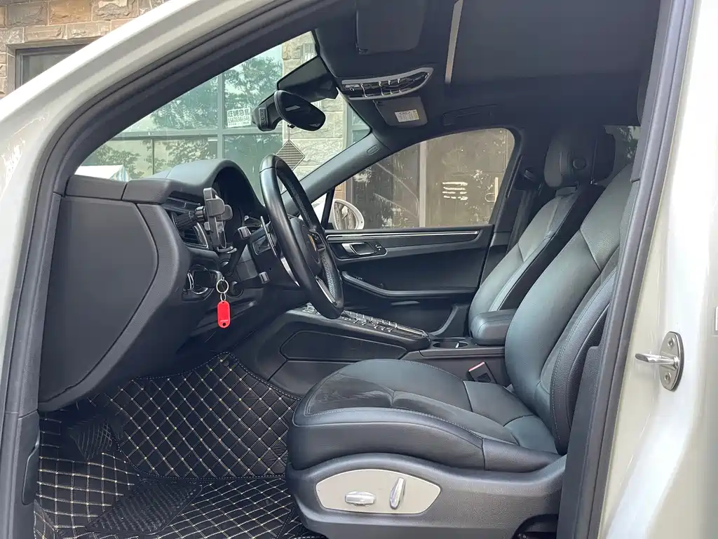 PORSCHE MACAN