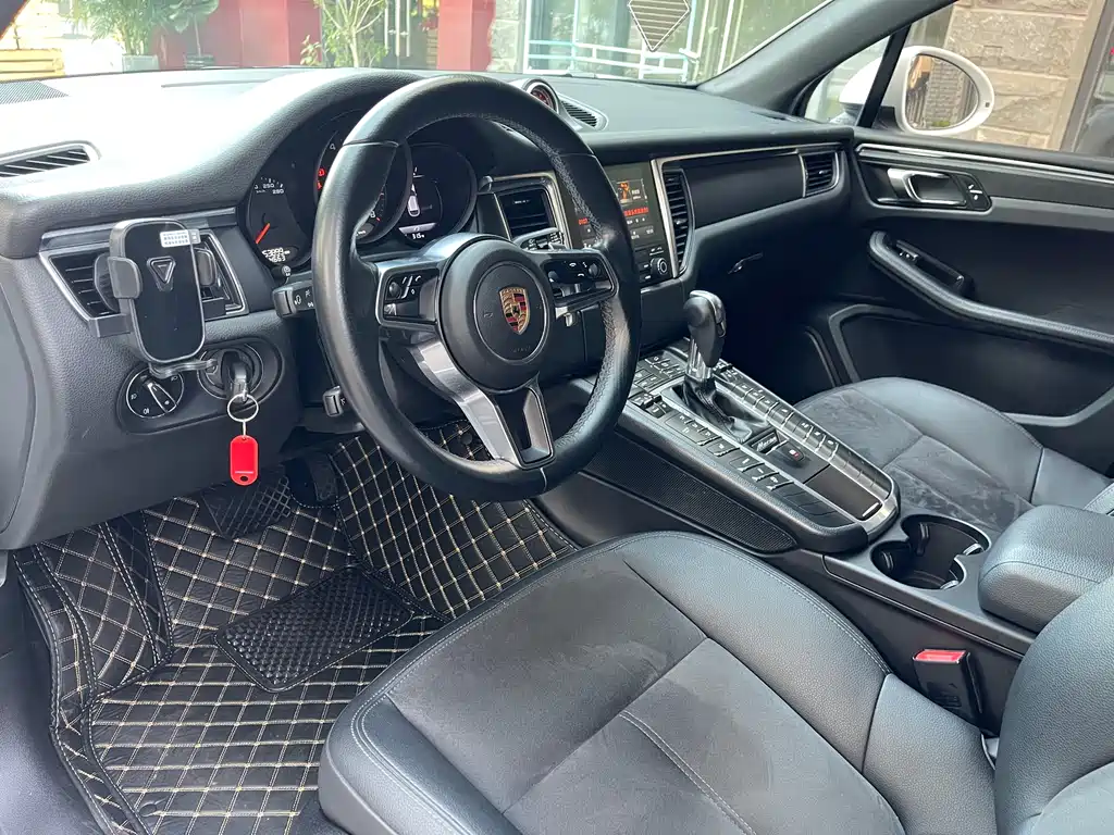 PORSCHE MACAN