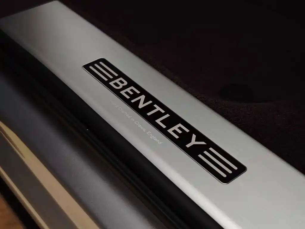 Bentley Bentayga — миниатюра 15