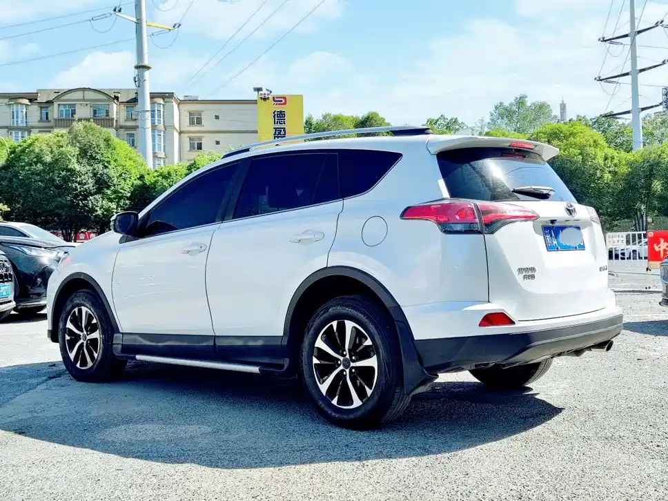Toyota RAV4 — миниатюра 6