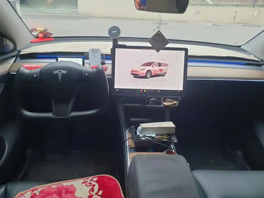 Tesla Model Y — миниатюра 12