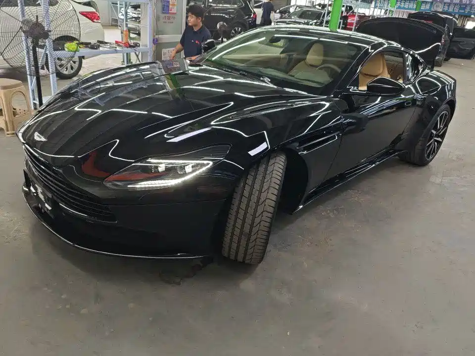 Aston Martin DB11