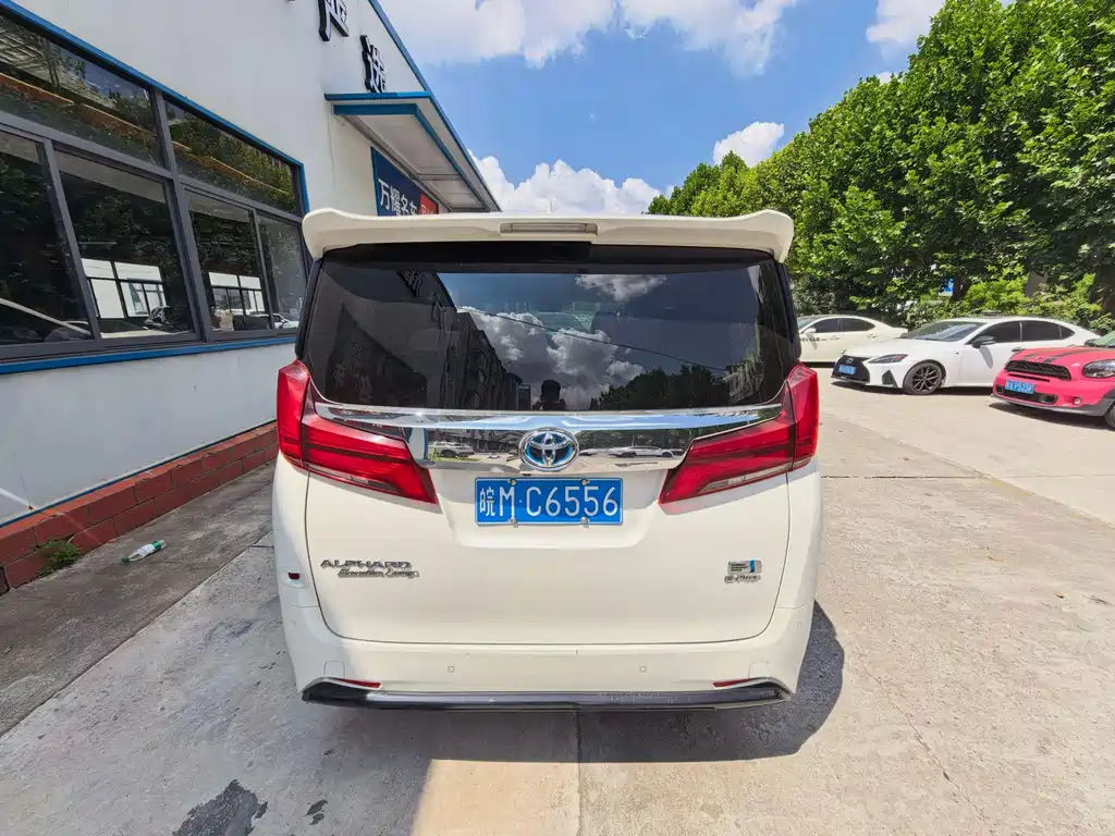 Toyota Alphard — миниатюра 5