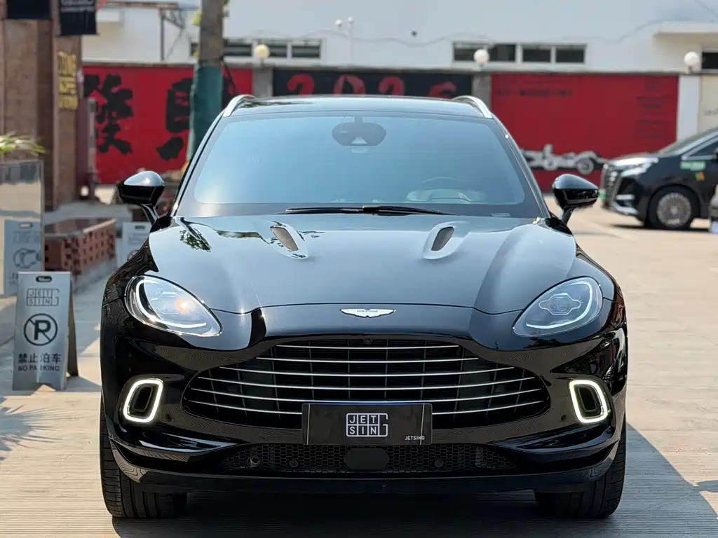 Купить Aston Martin DBX