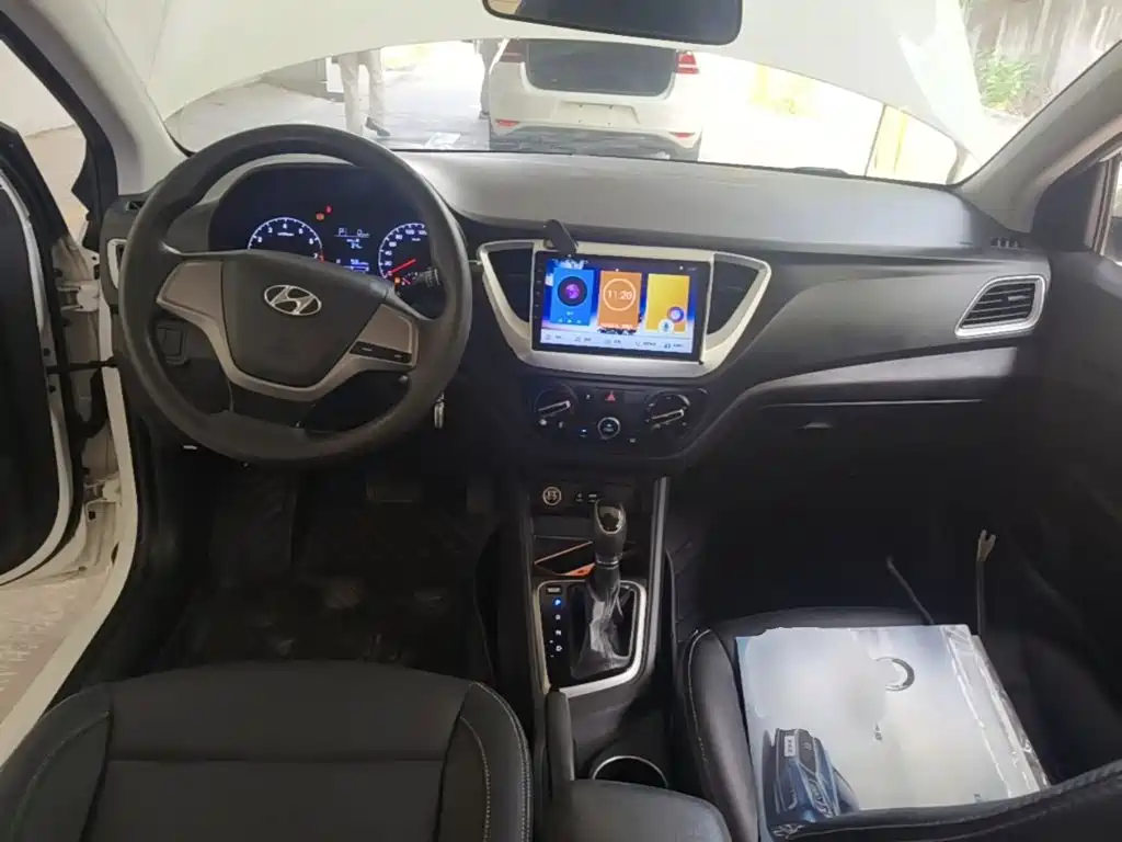 Hyundai Verna RV — миниатюра 10