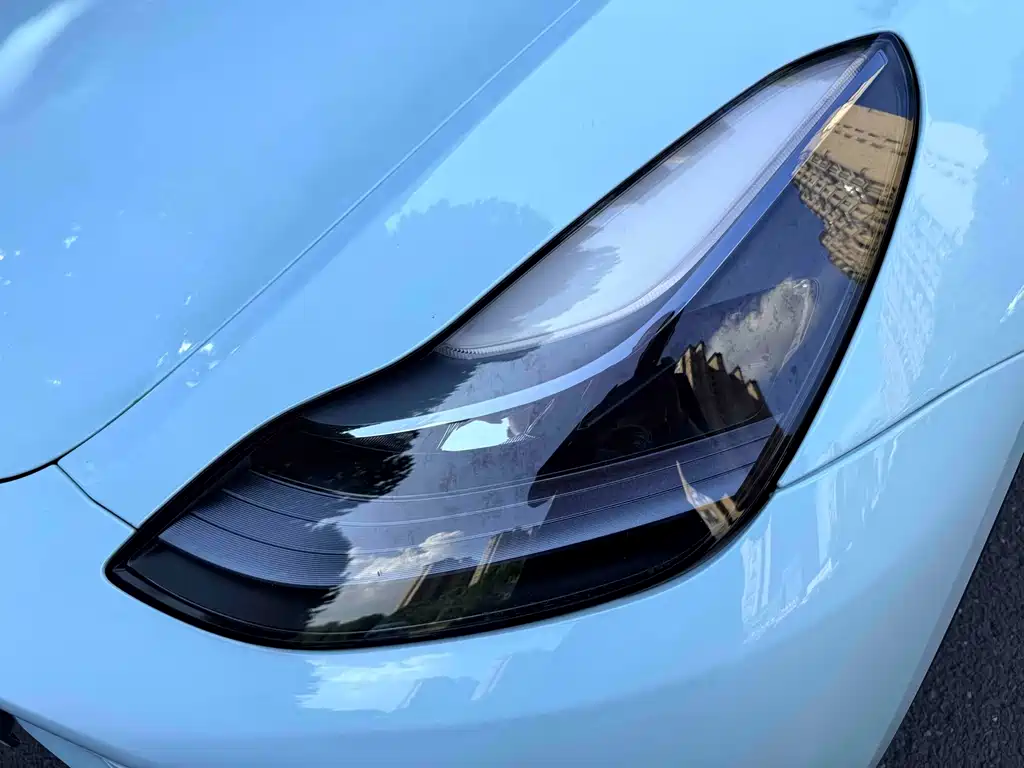 Tesla Model Y — миниатюра 3