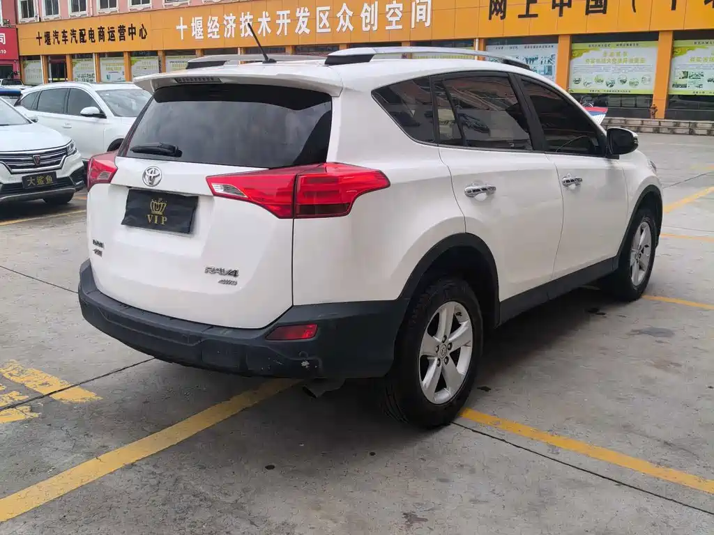 Toyota RAV4 — миниатюра 10
