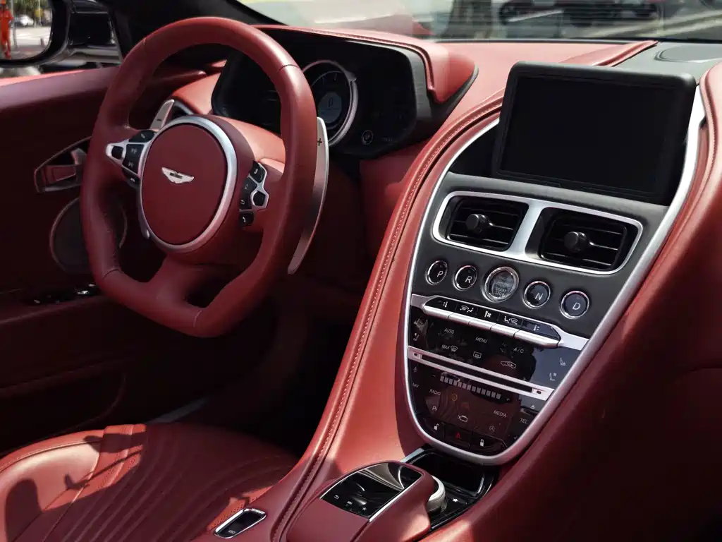 Aston Martin DB11 — миниатюра 12