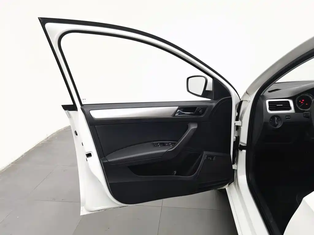 Skoda Rapid — миниатюра 8