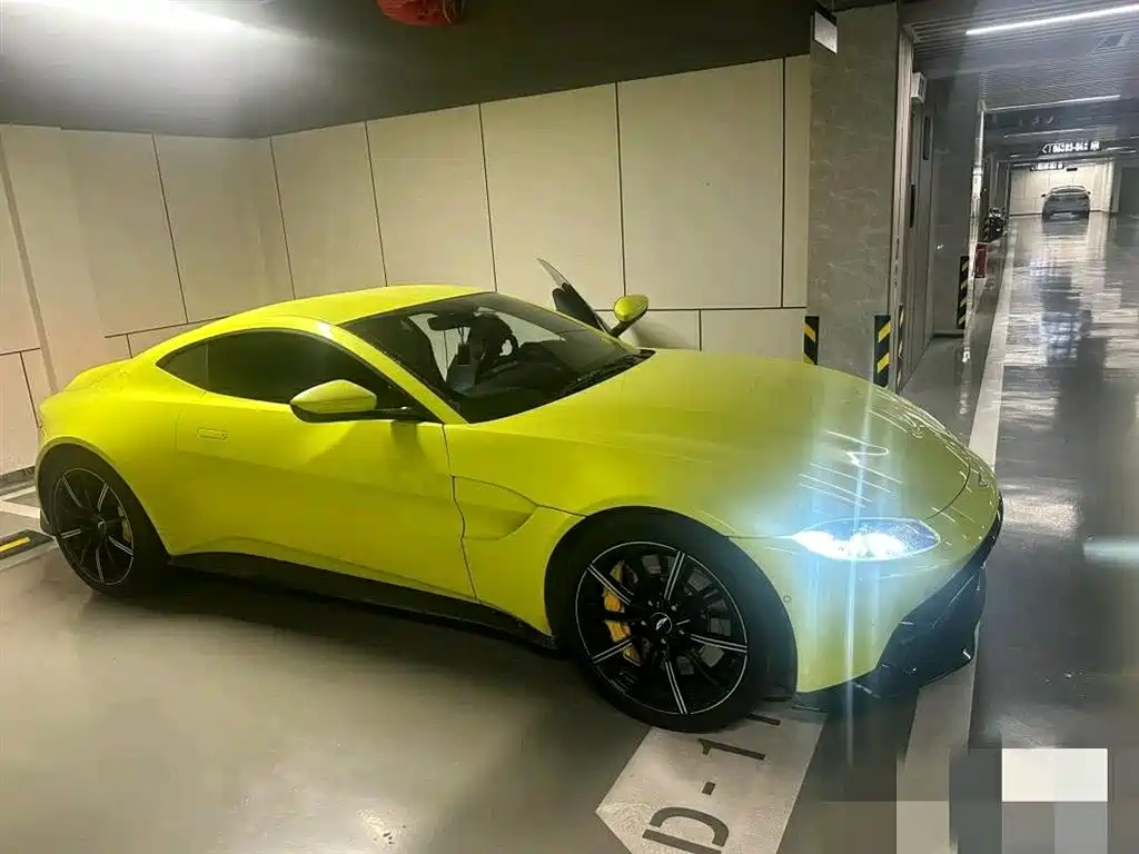 Aston Martin V8 Vantage 2018 4.0T V8 Coupe