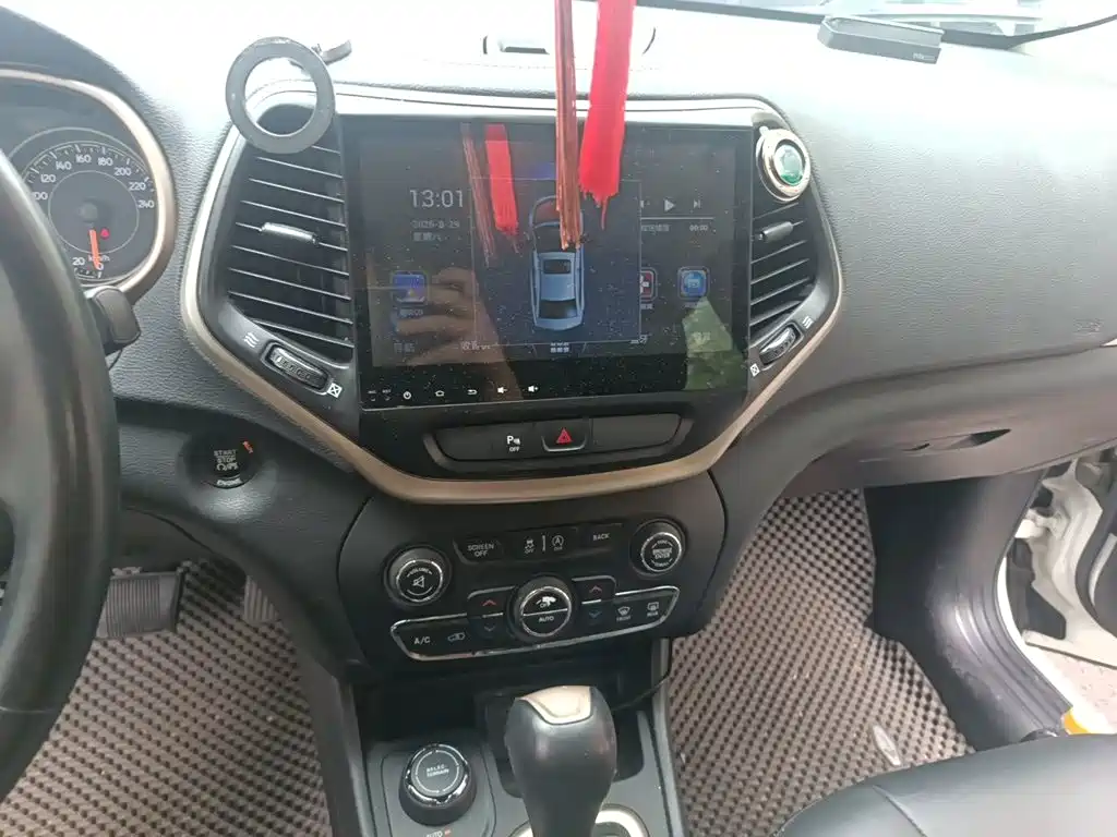 Jeep Cherokee — миниатюра 9
