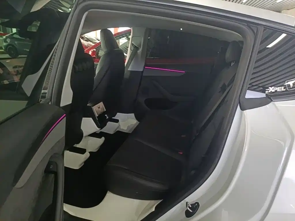 Tesla Model Y — миниатюра 17
