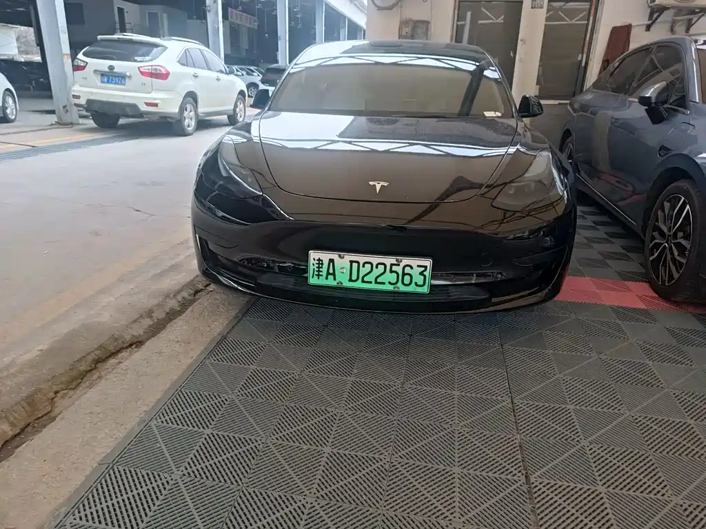 TESLA MODEL 3
