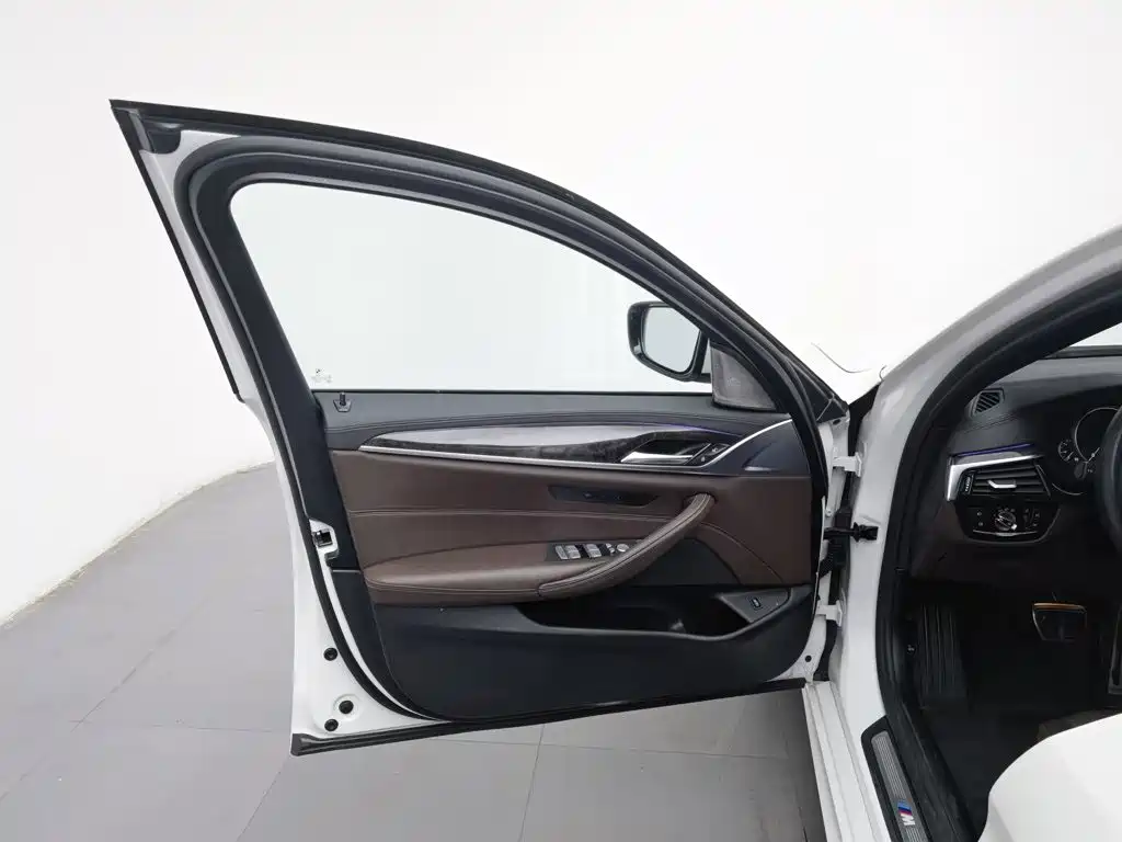 BMW 5 Series — миниатюра 8