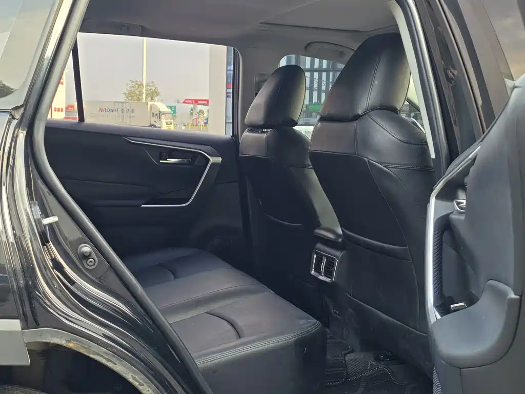 Toyota RAV4 — миниатюра 8