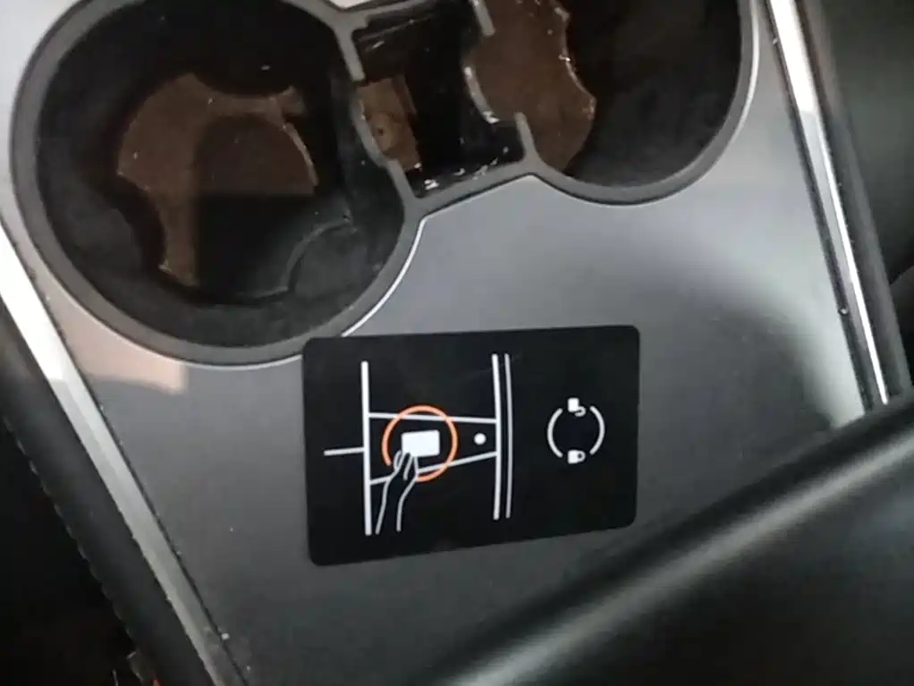 Tesla Model Y — миниатюра 9