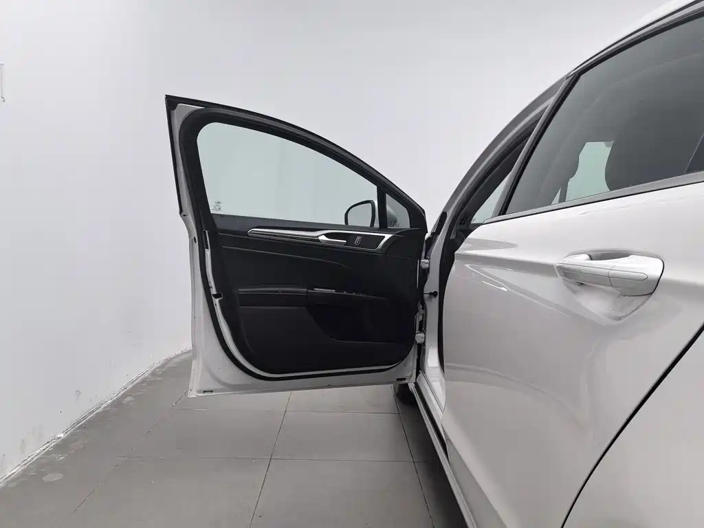 Ford Mondeo — миниатюра 8