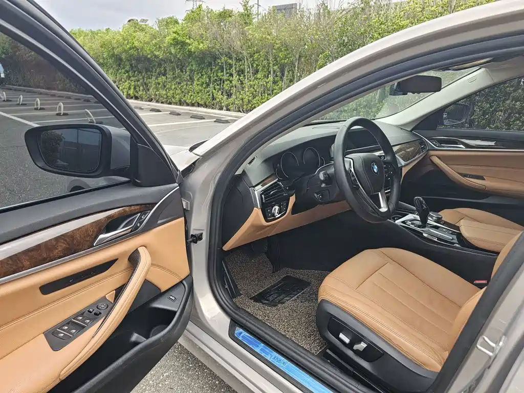 BMW 5 Series — миниатюра 13
