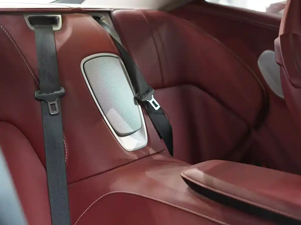 Aston Martin DB11 — миниатюра 4