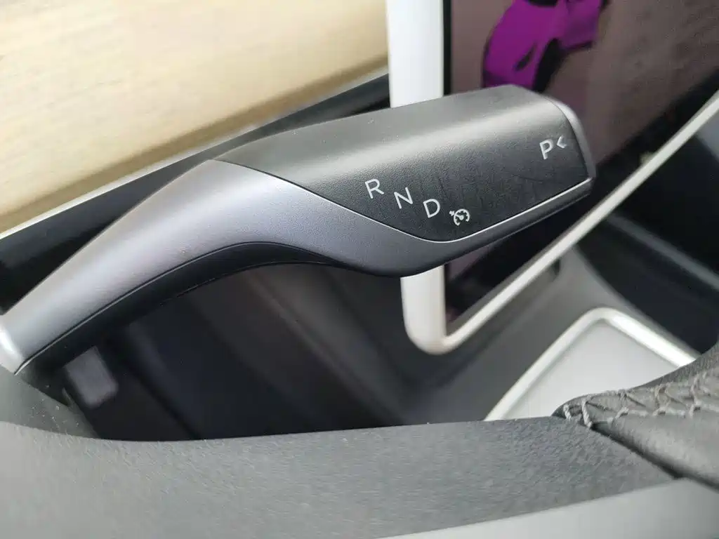 Tesla Model Y — миниатюра 15