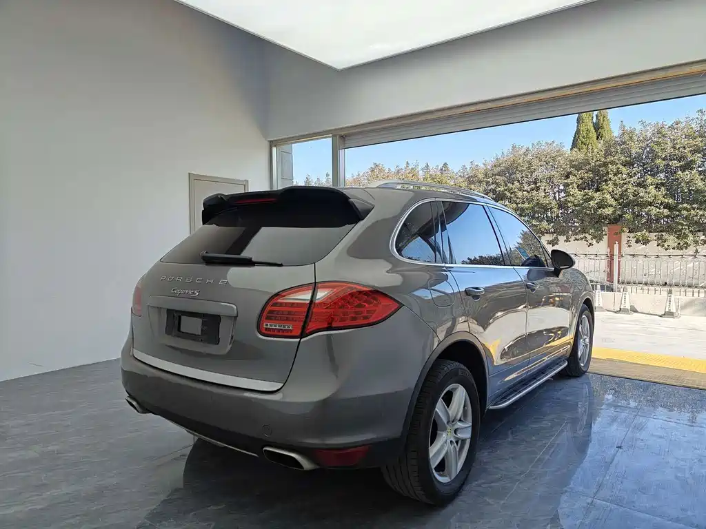 Porsche Cayenne — миниатюра 6