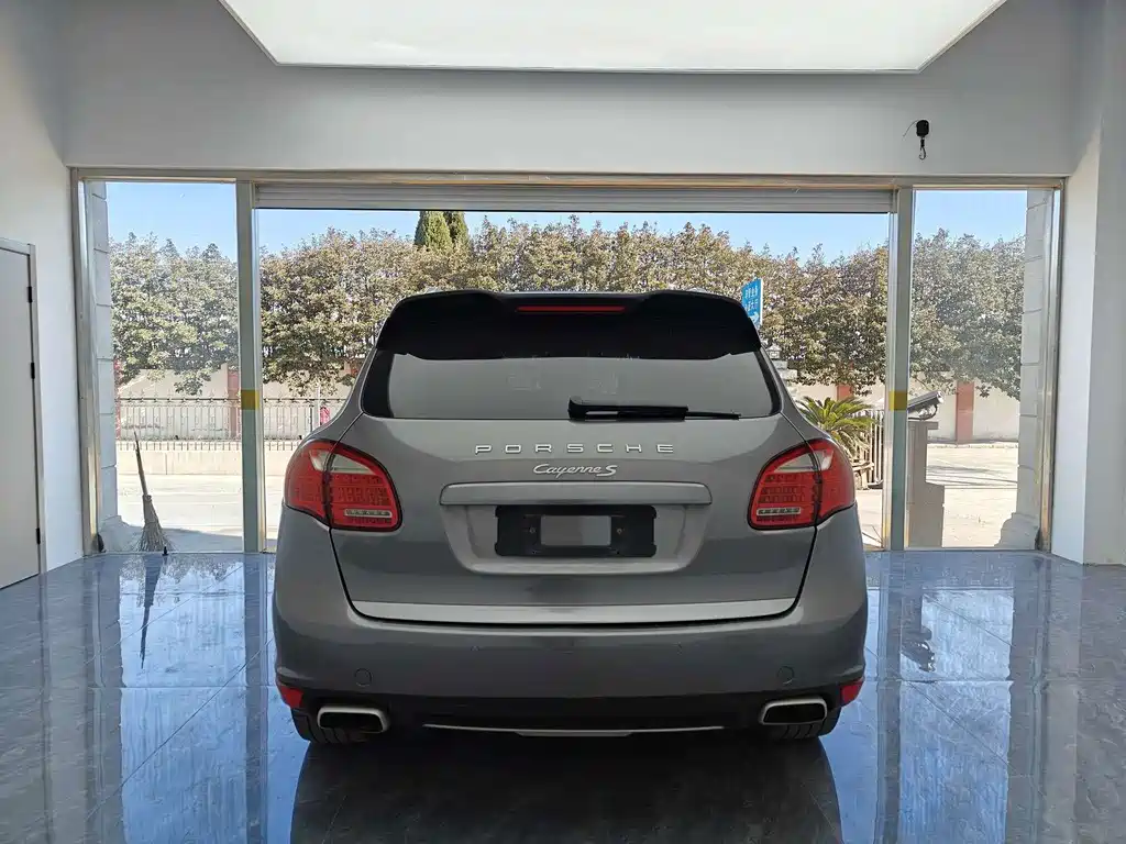 Porsche Cayenne — миниатюра 4